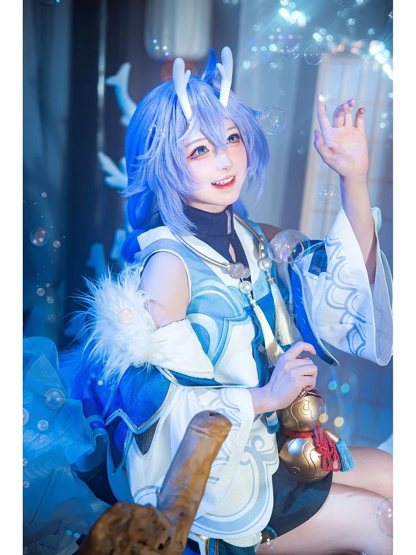 Coser ngồi bên hồ tạo nên khung cảnh cổ tích
