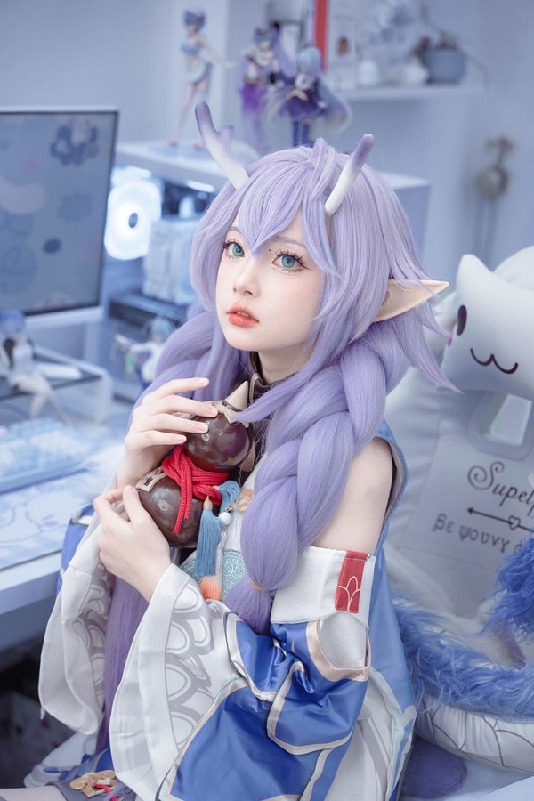 Ánh nhìn nhẹ nhàng của coser Bailu