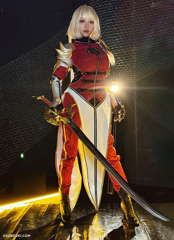 Cosplay Cha Hae-In trong khung cảnh chiến đấu