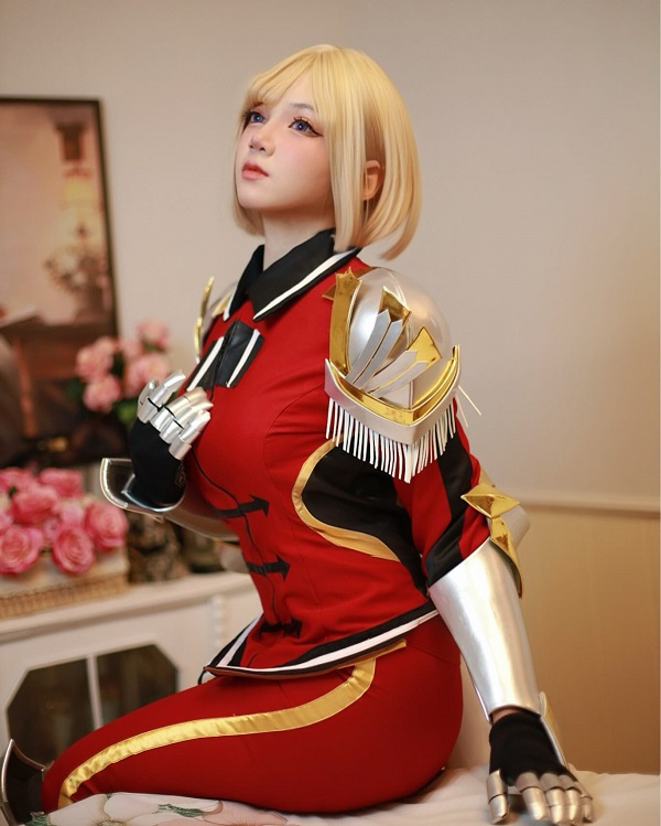Cảnh cosplay giữa làn khói mờ ảo
