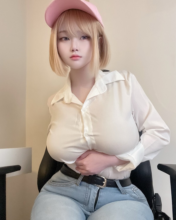 Mái tóc vàng óng nổi bật trong bộ cosplay