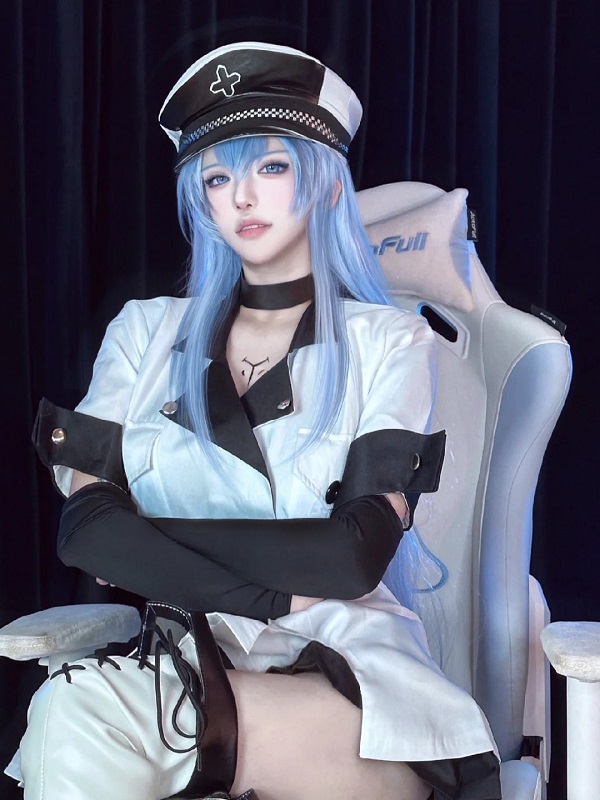 Esdeath cosplay với ánh mắt lạnh lùng quyến rũ