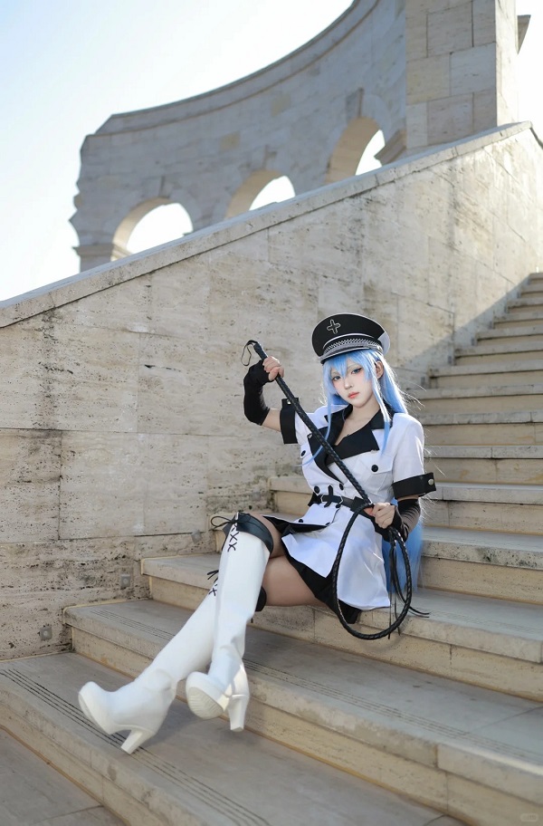 Cosplayer nổi bật giữa khung cảnh tuyết trắng