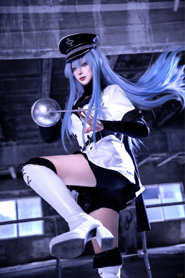 Chiếc mũ Esdeath đặc trưng không thể thiếu