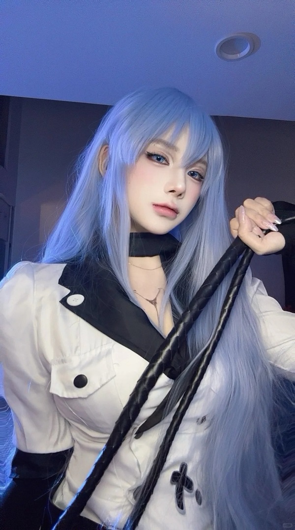 Chi tiết outfit cosplay Esdeath đậm chất quân sự