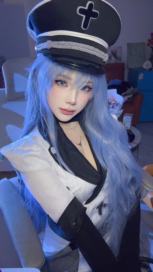 Đường nét khuôn mặt cosplay Esdeath cực phẩm