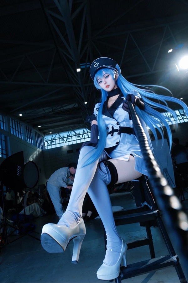 Cosplayer tái hiện Esdeath đầy quyền lực