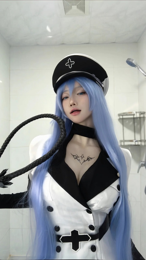 Cosplayer tái hiện vẻ đẹp mạnh mẽ và quyến rũ