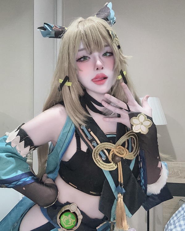 Kirara cosplay trong bộ trang phục chuẩn game