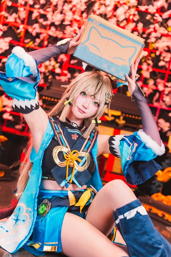 Nền trời xanh tôn lên sắc phục cosplay Kirara