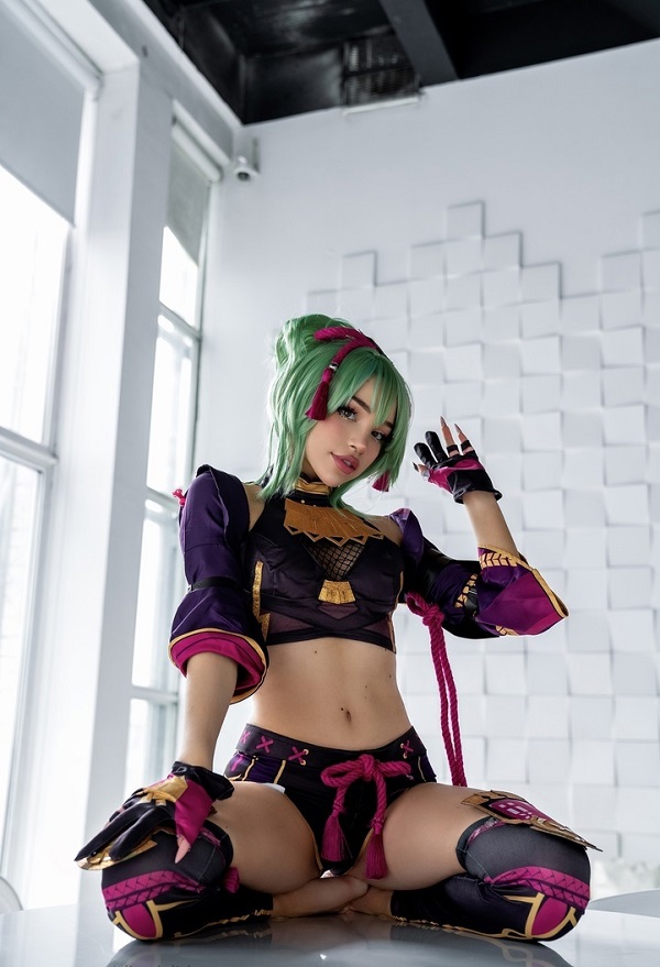 Cosplay Kuki Shinobu với dây xích và mặt nạ