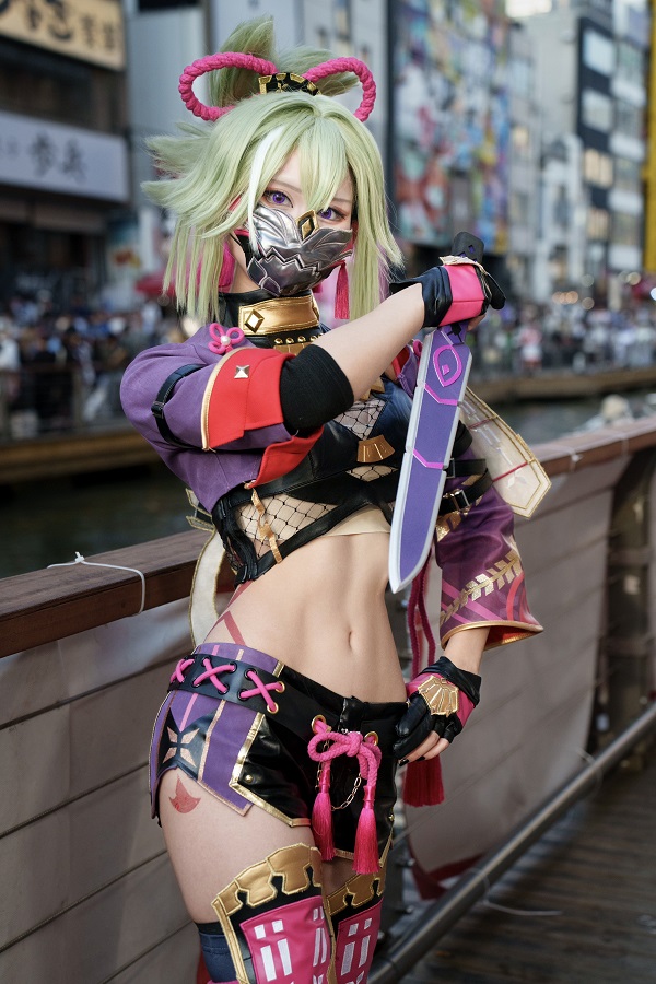 Kuki Shinobu cosplay với hiệu ứng ánh sáng tím
