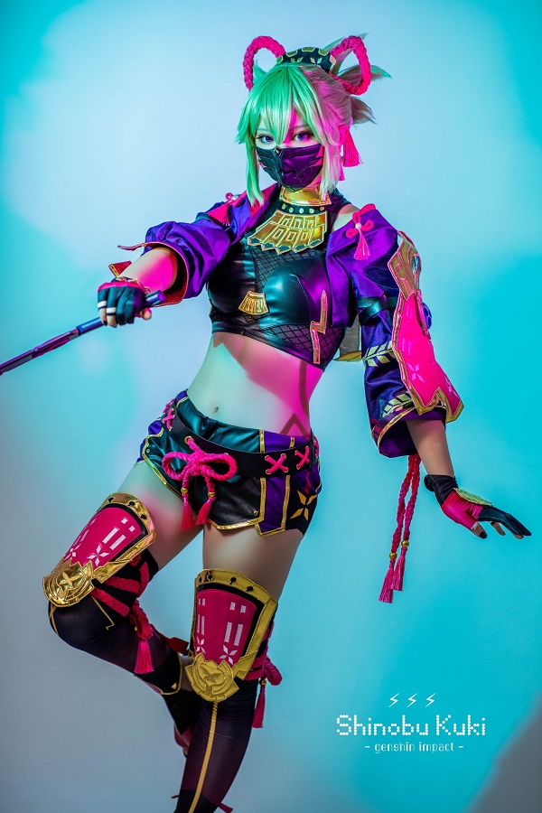 Gái xinh pose dáng mạnh mẽ đúng vibe ninja