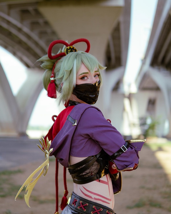 Kuki Shinobu cosplay giữa ánh đèn mờ ảo