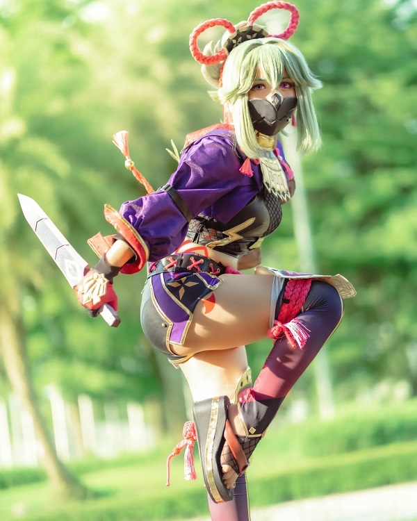 Cảnh cosplay trong studio với tone tím lạnh
