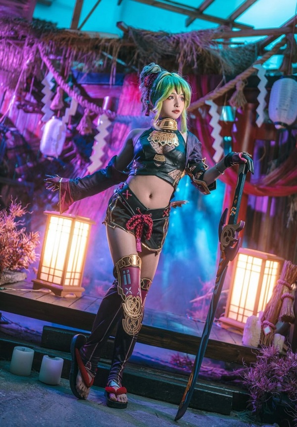 Ánh mắt sắc lạnh trong bộ đồ cosplay tím
