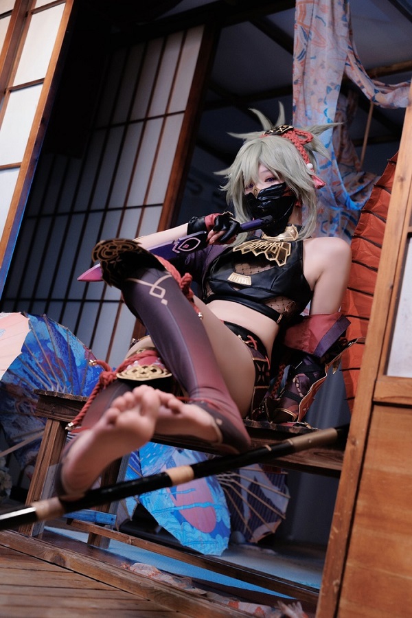 Cosplay Kuki Shinobu giữa ánh sáng neon