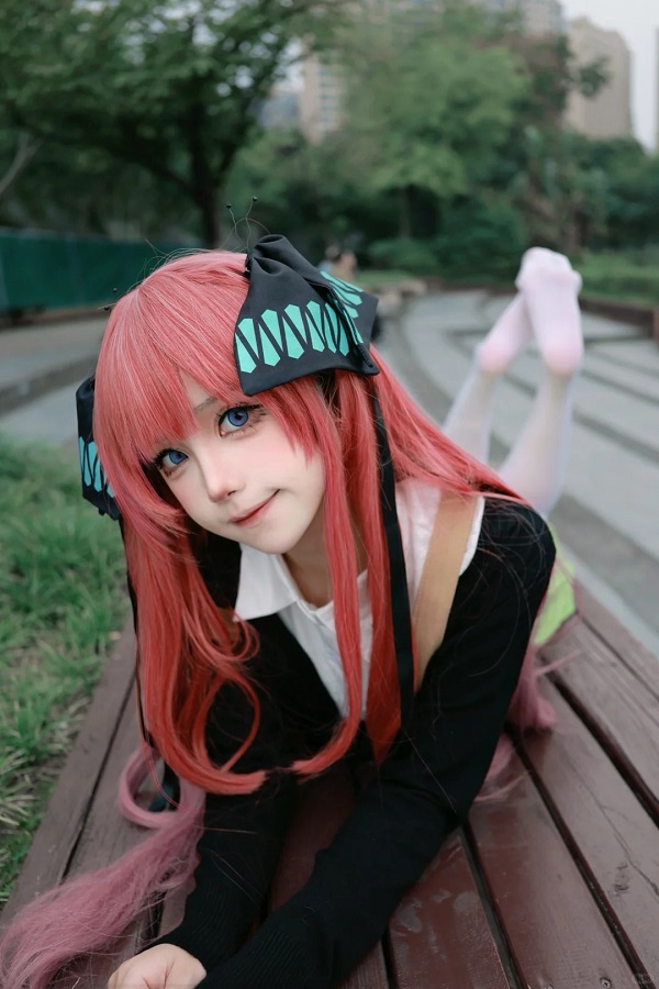 Ánh nhìn kiêu kỳ trong cosplay Nino Nakano cực chất