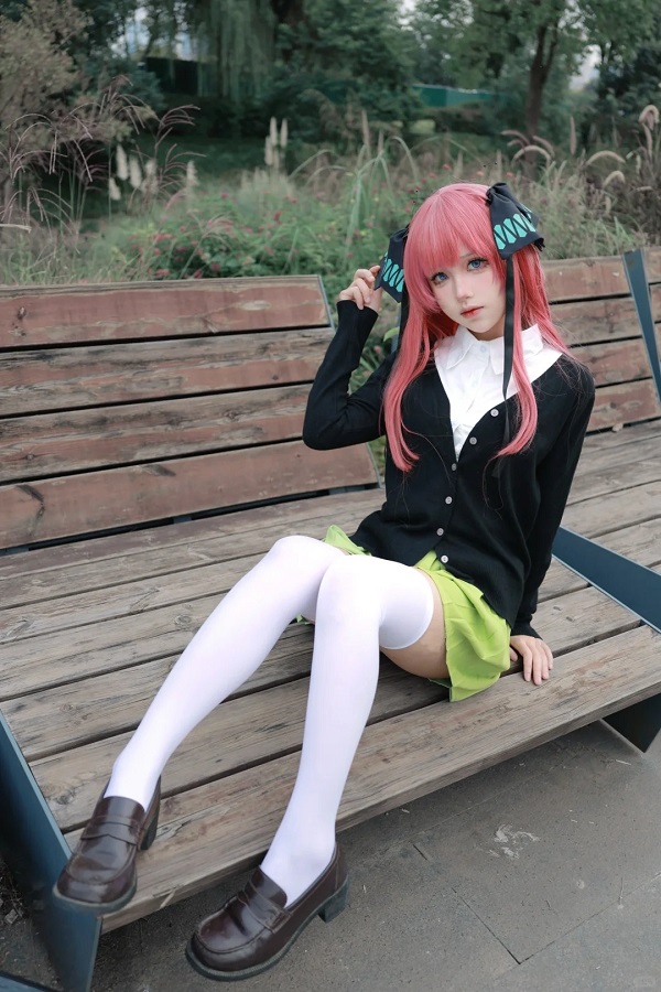 Cảnh đứng bên cửa sổ trong bộ ảnh cosplay ngọt ngào