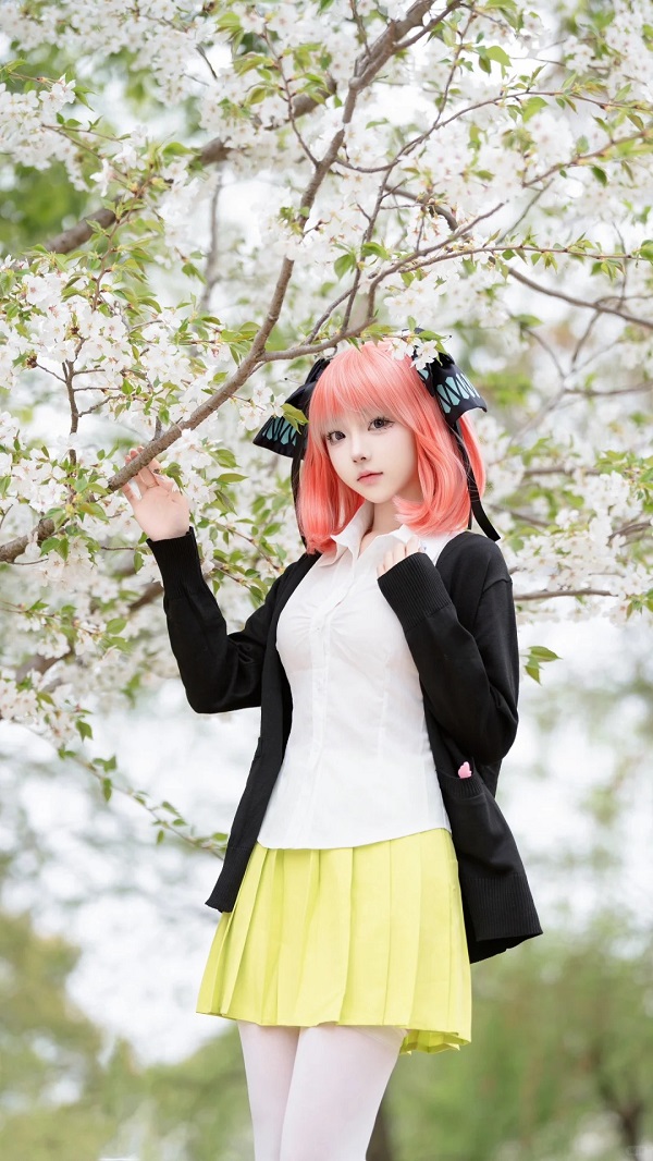 Nino trong concept cosplay với ánh sáng mờ ảo