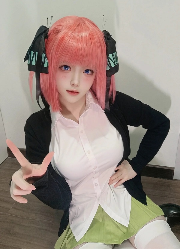 Cosplayer mặc đồng phục trung học như trong anime