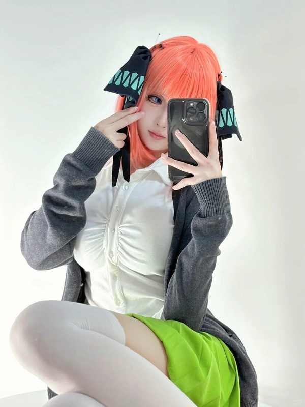 Tư thế bắt chéo tay tsundere khiến fan mê mẩn