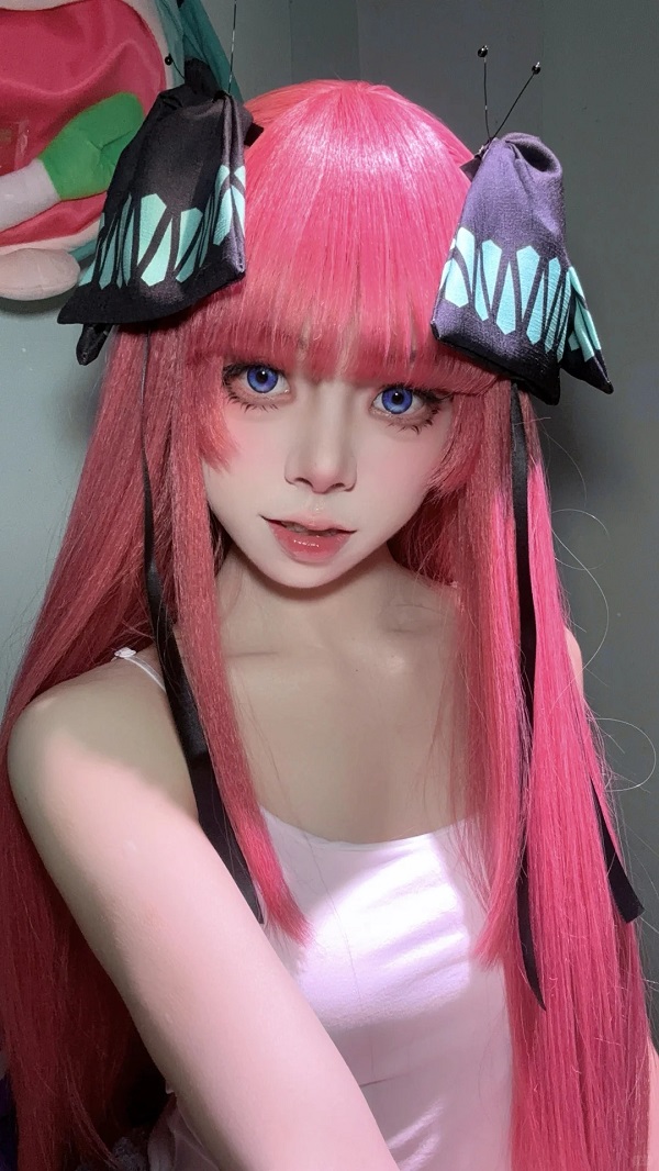 Bức ảnh cosplay ngoài trời giữa vườn hoa rực rỡBức ảnh cosplay ngoài trời giữa vườn hoa rực rỡ