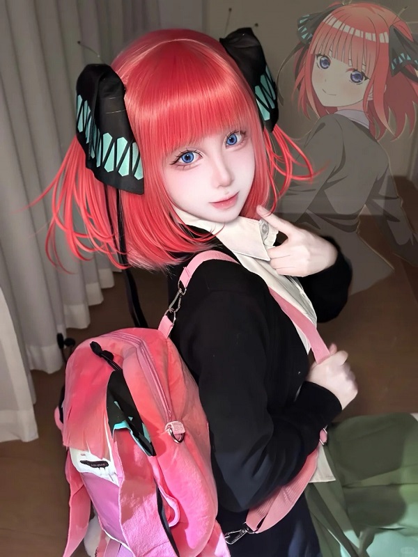 Cosplay Nino Nakano tạo dáng ngồi trên ghế học sinh