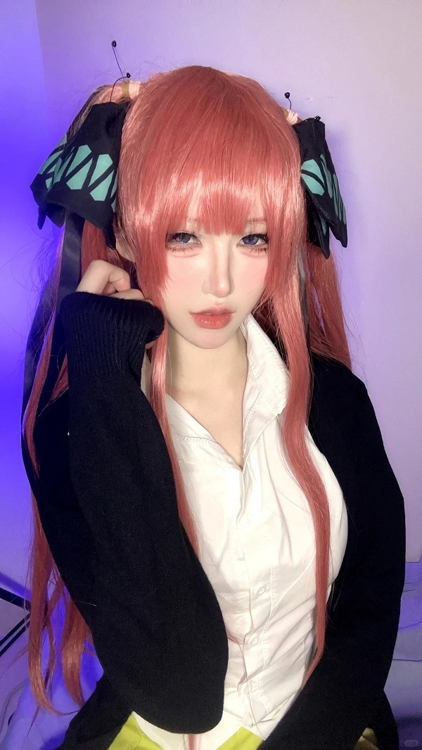 Gái xinh cosplay Nino cầm sách ngồi trong thư viện