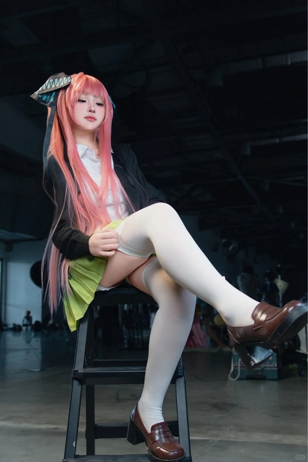 Khung cảnh cosplay giữa mùa thu lãng mạn