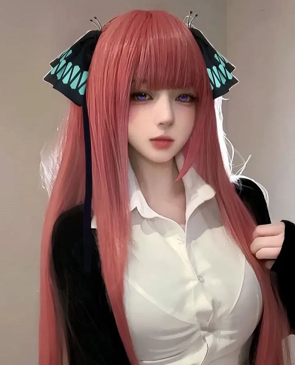 Cosplay Nino Nakano bên chiếc ô trong trời mưa