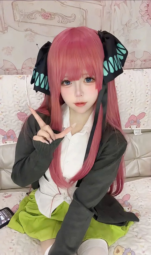 Cosplay tại studio với background đậm chất Nhật Bản