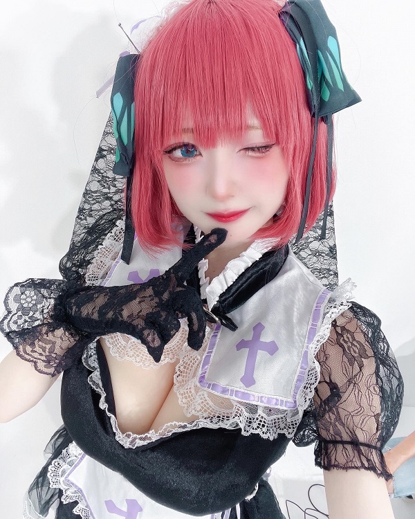 Cosplay Nino Nakano trong concept tiệc trà dễ thương