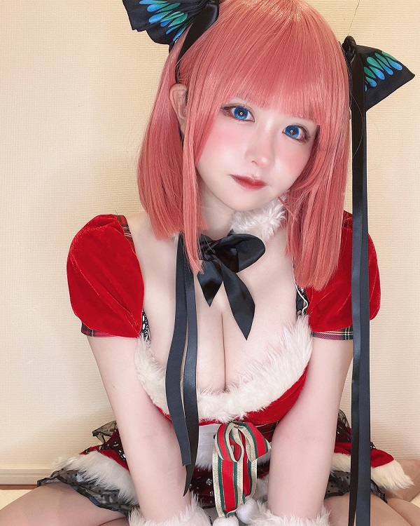 Tư thế xoay người, liếc nhẹ – cosplay cực thu hút