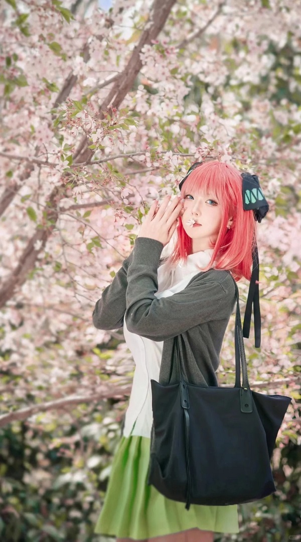 Coser tạo dáng tsundere giống hệt bản gốc anime