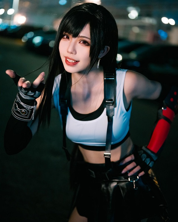 Tư thế chiến đấu đậm chất game FF VII
