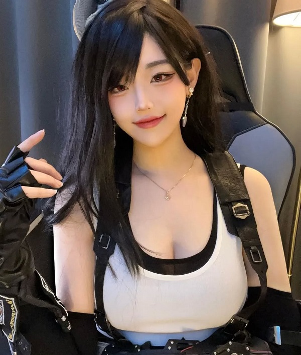 Tư thế tạo dáng đậm chất anime game