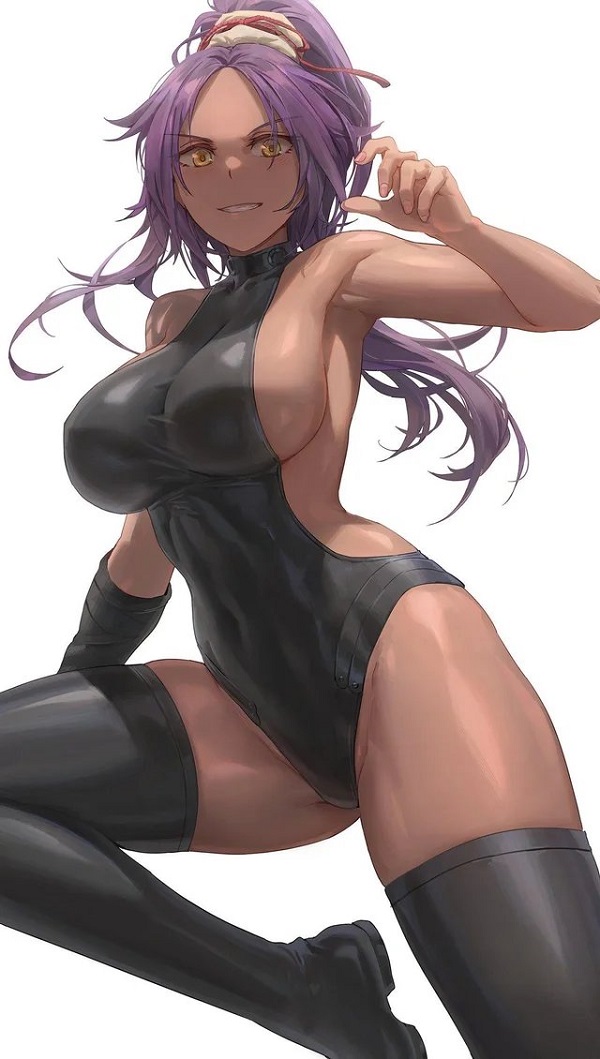Yoruichi cosplay sexy bên bức tường cổ kính