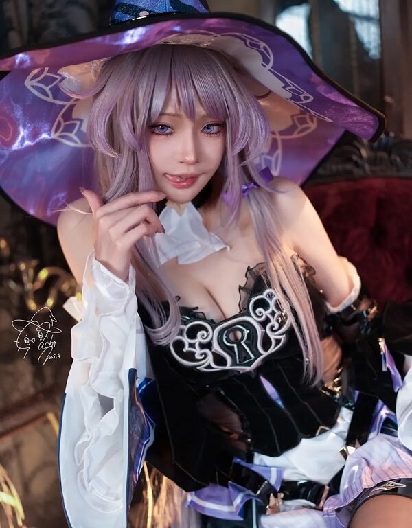 Cosplay Herta với biểu cảm lạnh lùng cuốn hút