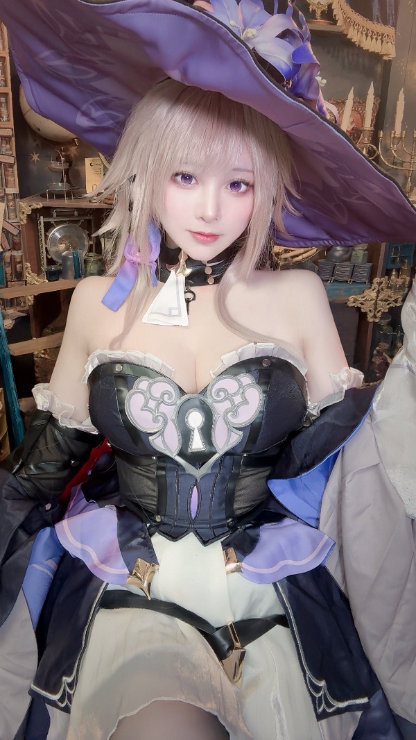 Cosplay Herta với phông nền vũ trụ huyền ảo