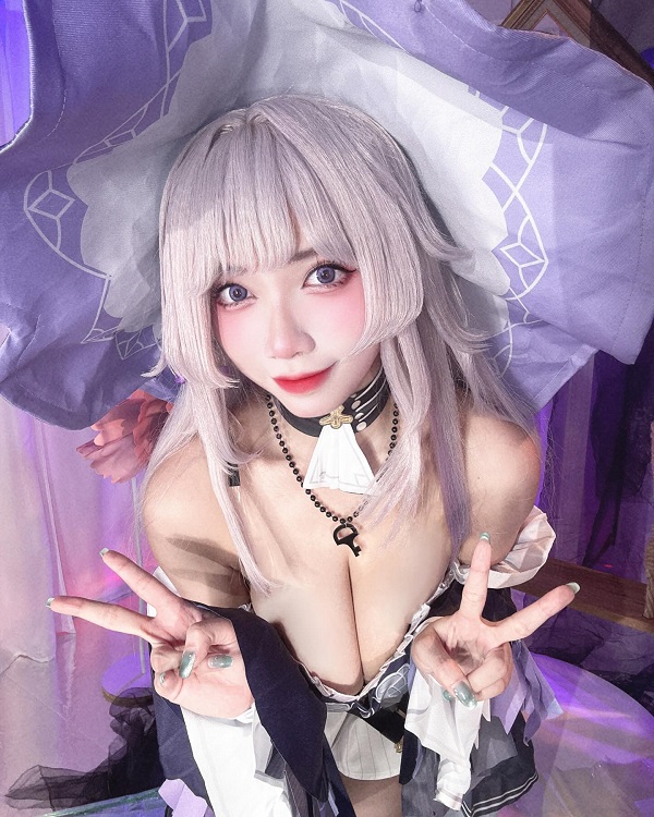 Góc nghiêng thần thánh của cosplayer trong tạo hình Herta