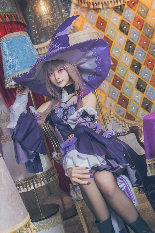 Cosplayer trong ánh đèn neon tím rực rỡ
