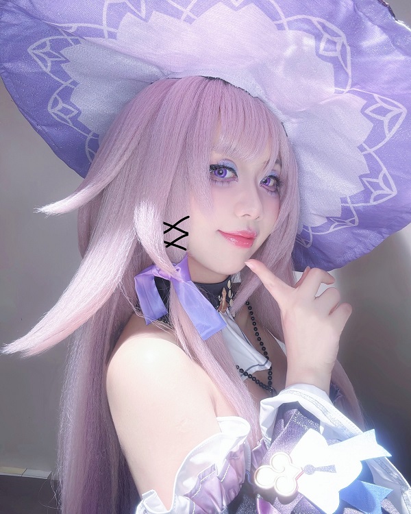 Cosplay Herta với đạo cụ phản ánh trí tuệ nhân vật