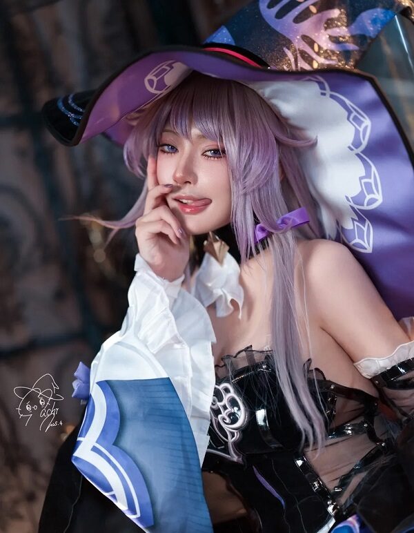 Herta cosplay với phông nền công nghệ viễn tưởng