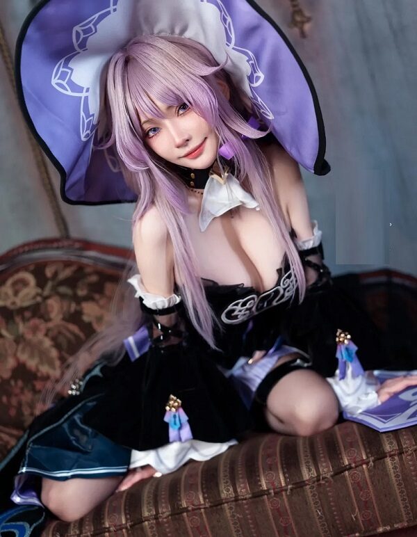 Cosplay Herta với tạo hình chuẩn game
