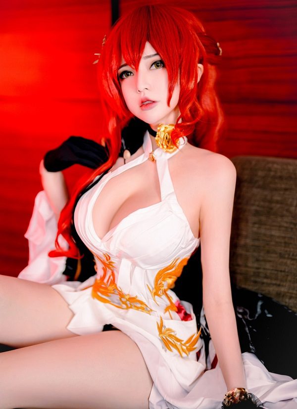 Himeko cosplay trong bộ trang phục đỏ rực rỡ