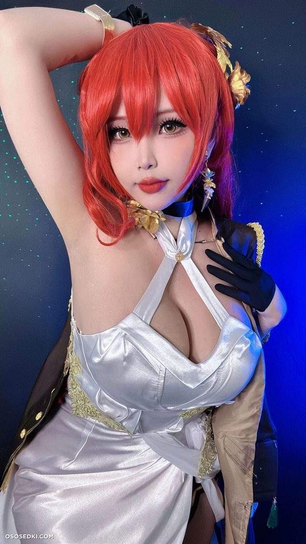 Cosplay Himeko với bối cảnh đậm chất futuristic