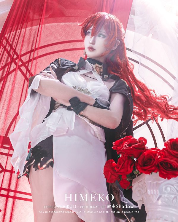 Bộ cosplay với ánh sáng mờ tạo không gian ấn tượng