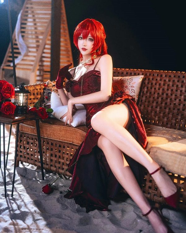 Himeko giữa bối cảnh thành phố đổ nát