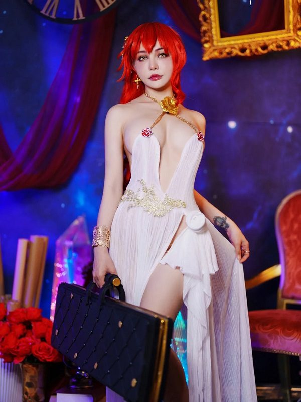 Gương mặt thể hiện nét lạnh lùng, quyến rũ